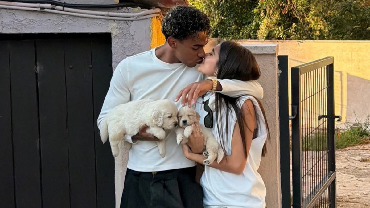 Lamine Yamal e Inés García con sus dos cachorros de golden retriever